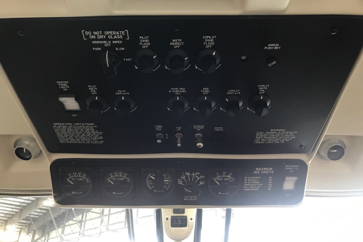 17-Cockpit-Overhead